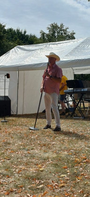 Wim Hijnen trad verdeeld over de dag een aantal keren (wat een showman is dat)
