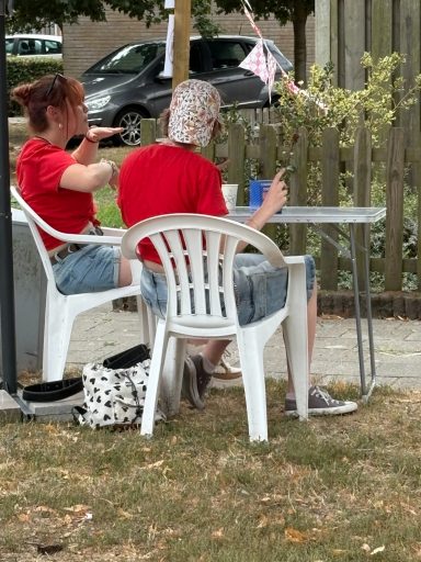 De gastdames die iedereen ontving en een lotje gaven. Wagt hadden deze dames goeie zin (filmpjes worden nog geplaatst)