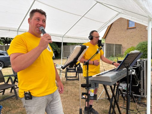 Duo ErAdic Ad Cappello en Eric van Hest zorgde muzikale omlijsting en de begeleiding van de artiesten